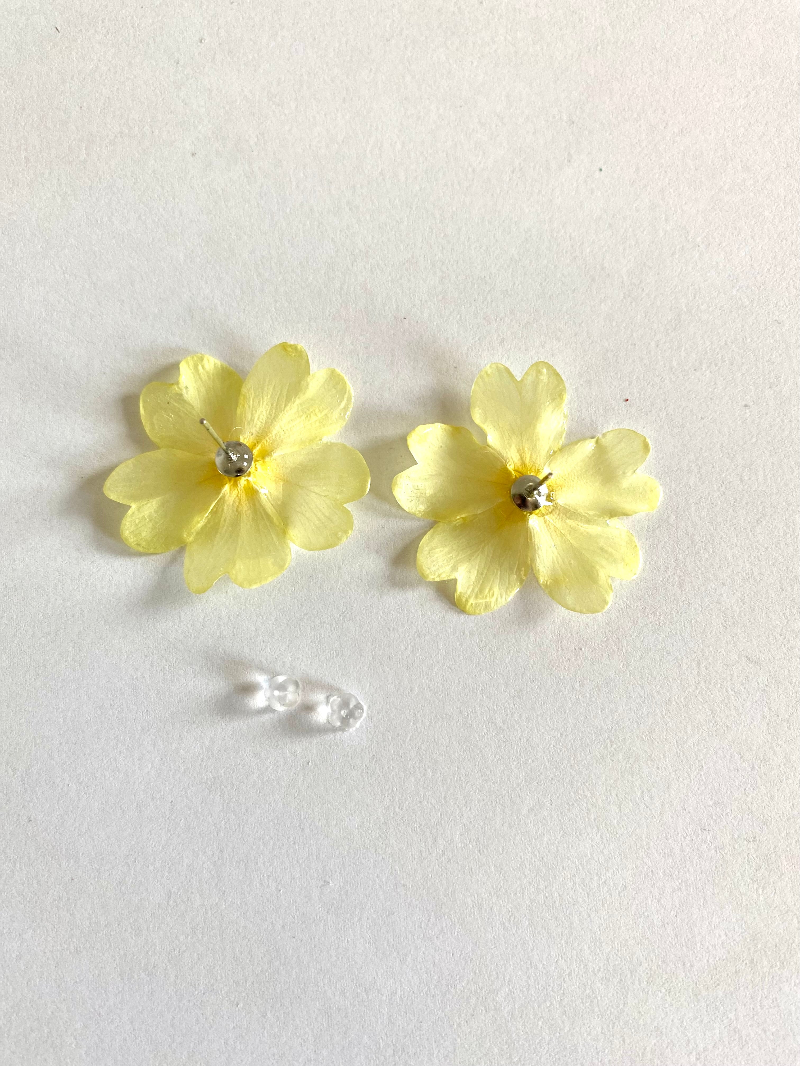 Cercei din primule (Primula vulgaris)