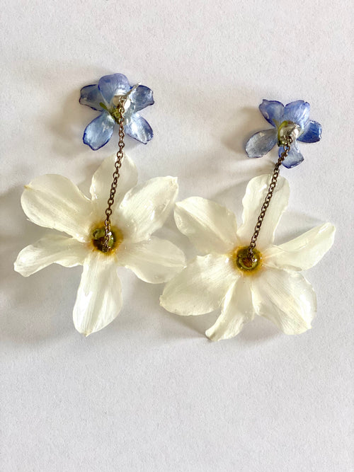 Cercei din narcise (Narcissus 'Actaea') si toporas (Viola odorata)