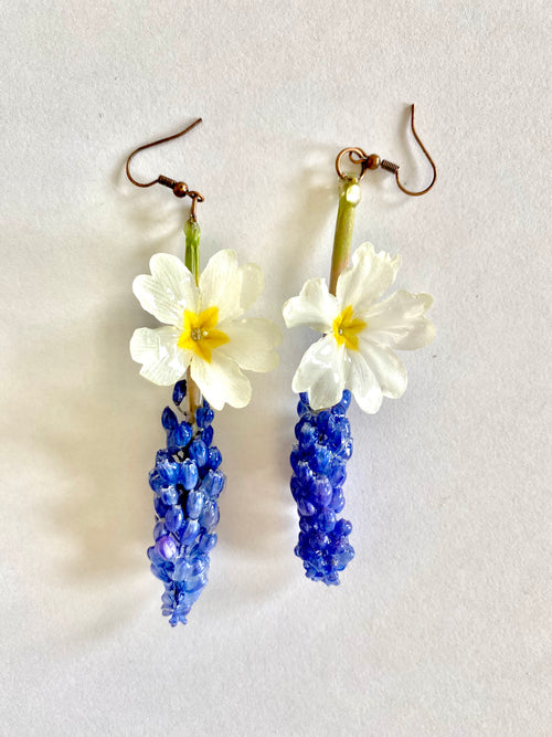 Cercei din Muscari armeniacum si Primula vulgaris