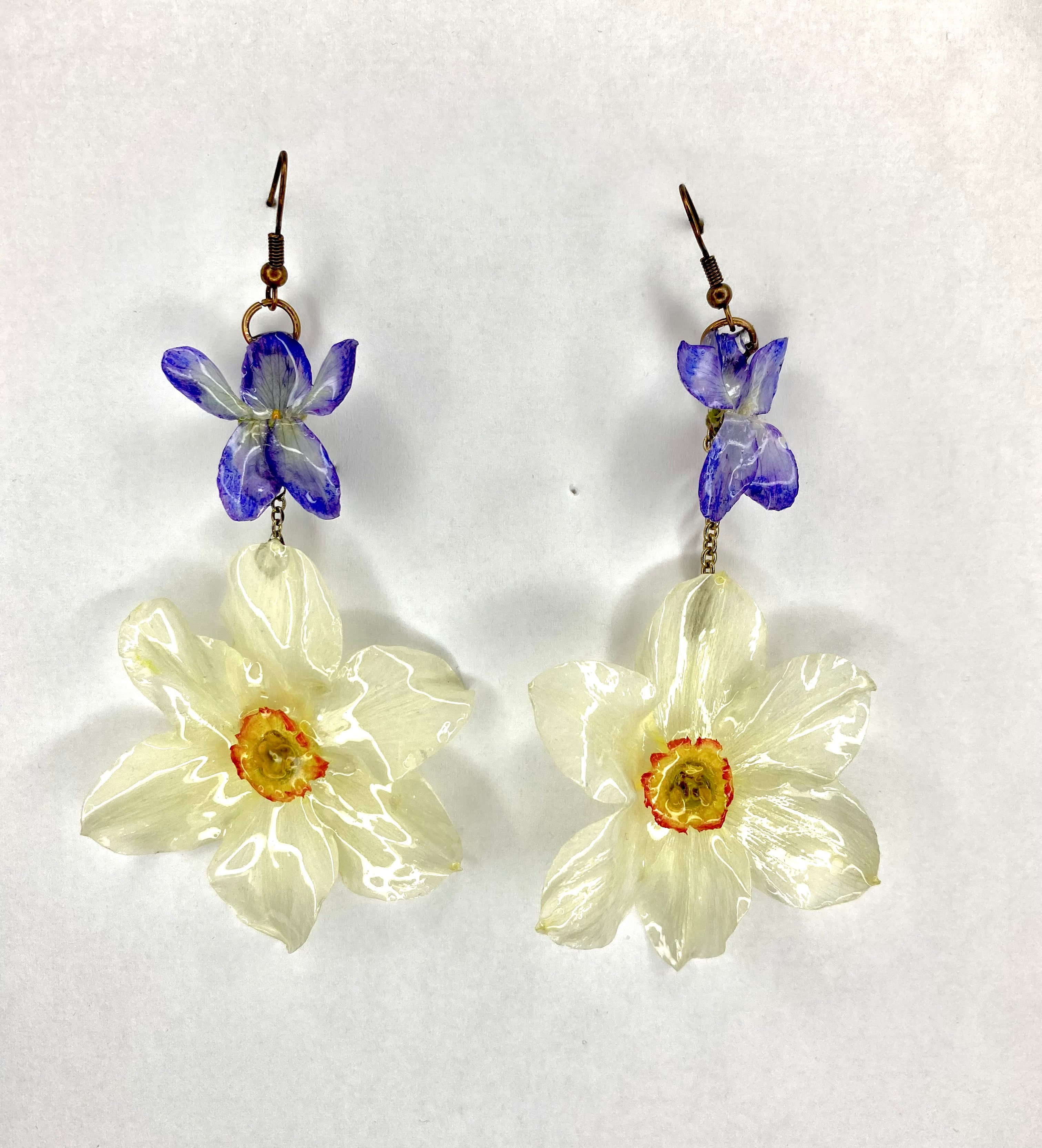 Cercei din narcise (Narcissus 'Actaea') si toporas (Viola odorata)