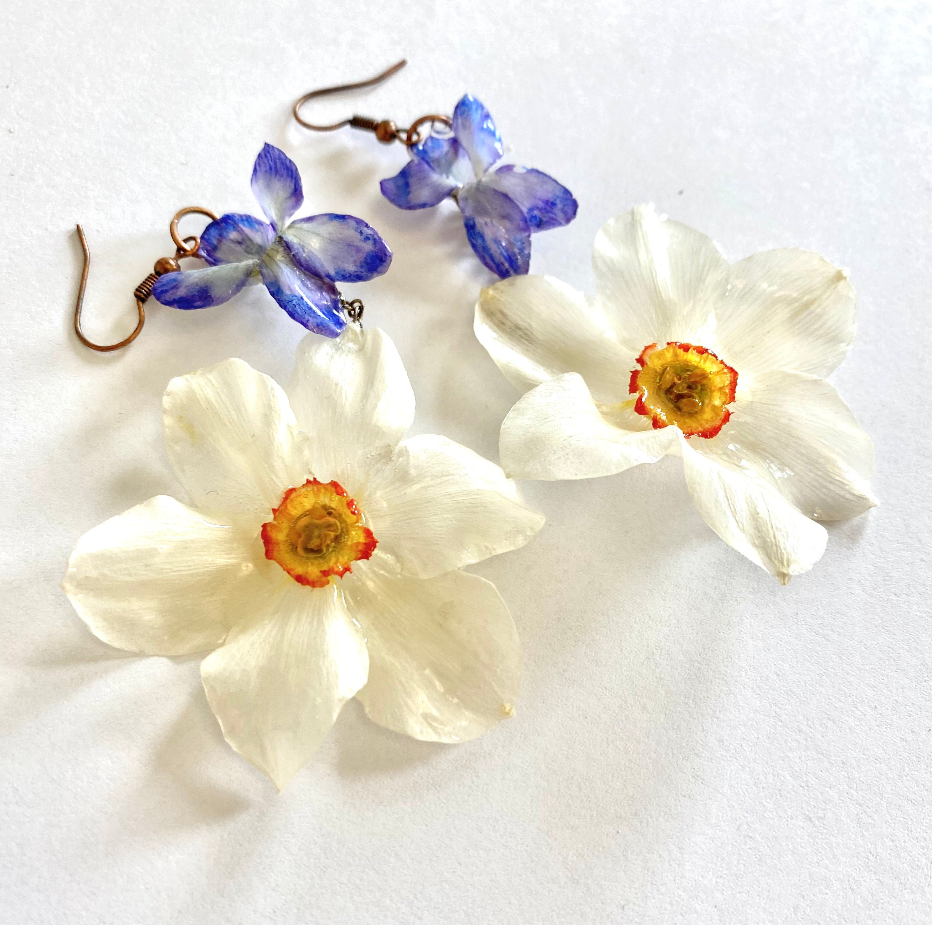Cercei din narcise (Narcissus 'Actaea') si toporas (Viola odorata)