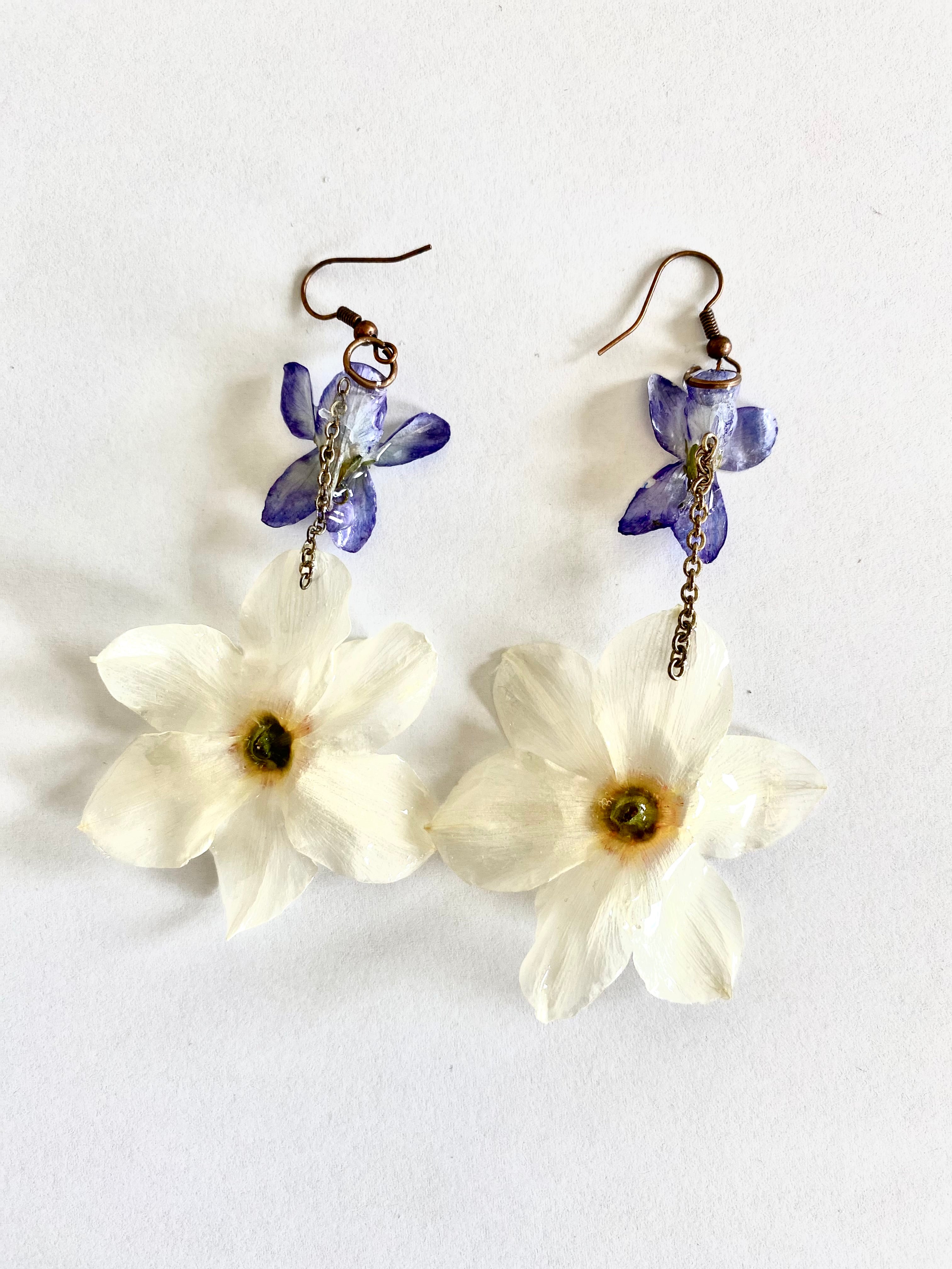 Cercei din narcise (Narcissus 'Actaea') si toporas (Viola odorata)